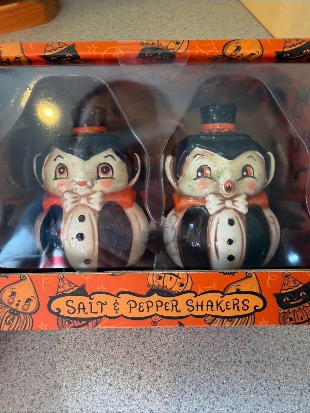 New Johanna Parker Vampire Couple Salt & Pepper Shakers Halloween Vintage Style